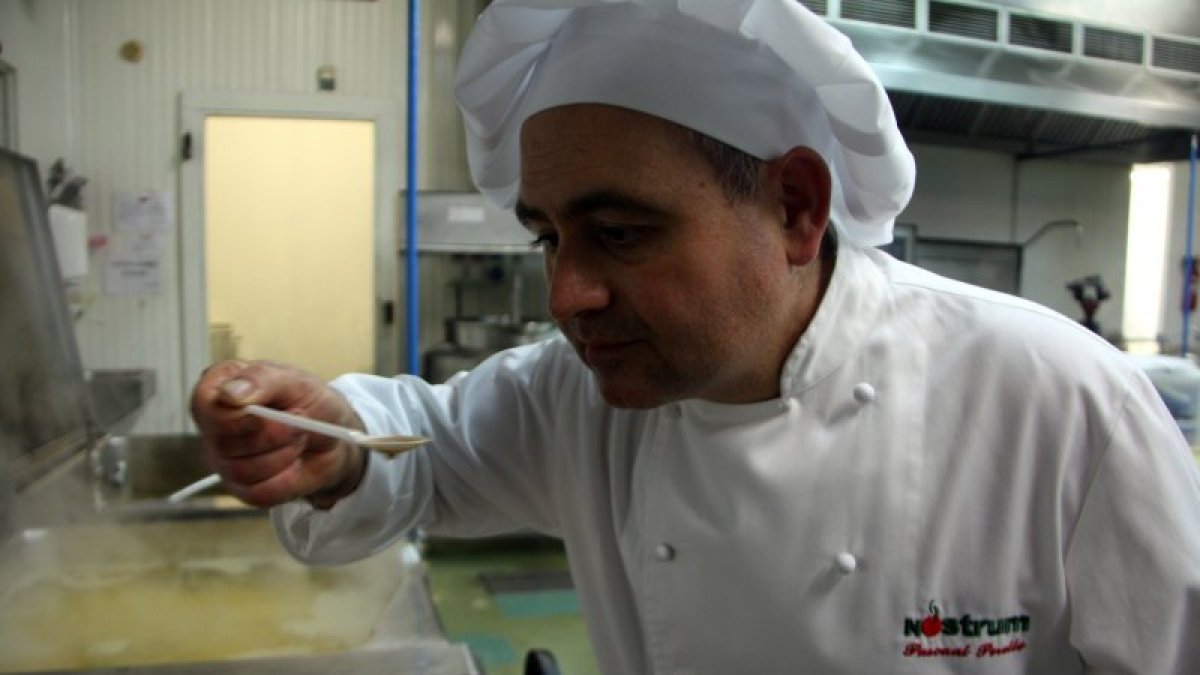 Un dels cuiners de Nostrum a les cuines de Sant Vicenç de Castellet, al Bages.