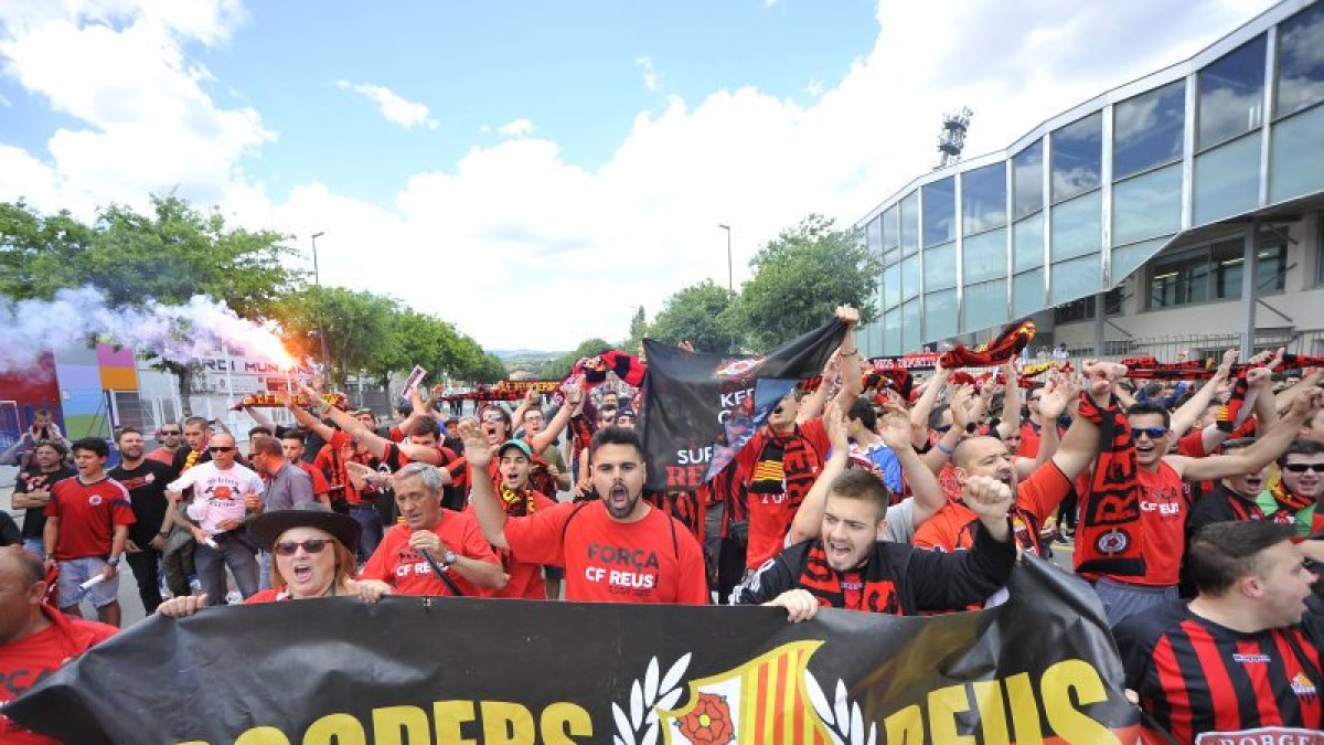 Los aficionados del CF Reus, esta tarde antes de entrar en el Estadi.