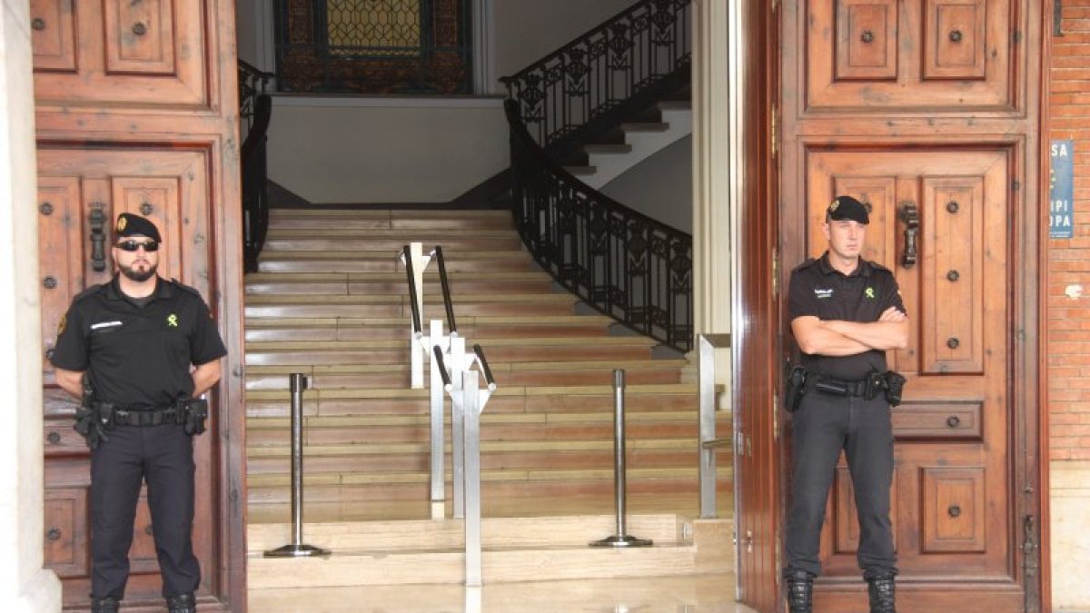 Façana de l'Ajuntament d'Ascó, on la Guàrdia Civil ha entrat a fer registres