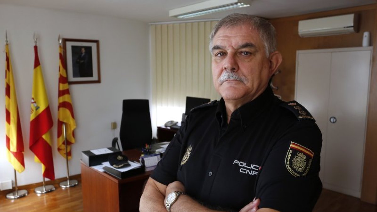 Yubero, ayer, en su nuevo despacho en la comisaría de Policía de Tarragona.