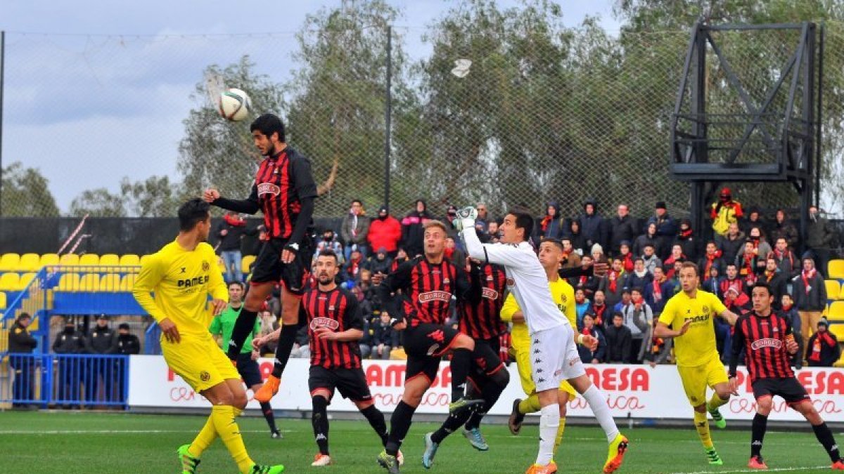 El defensa Dinis, que fue expulsado, despeja el cuero ante la mirada de sus compañeros rojinegros en Villarreal.