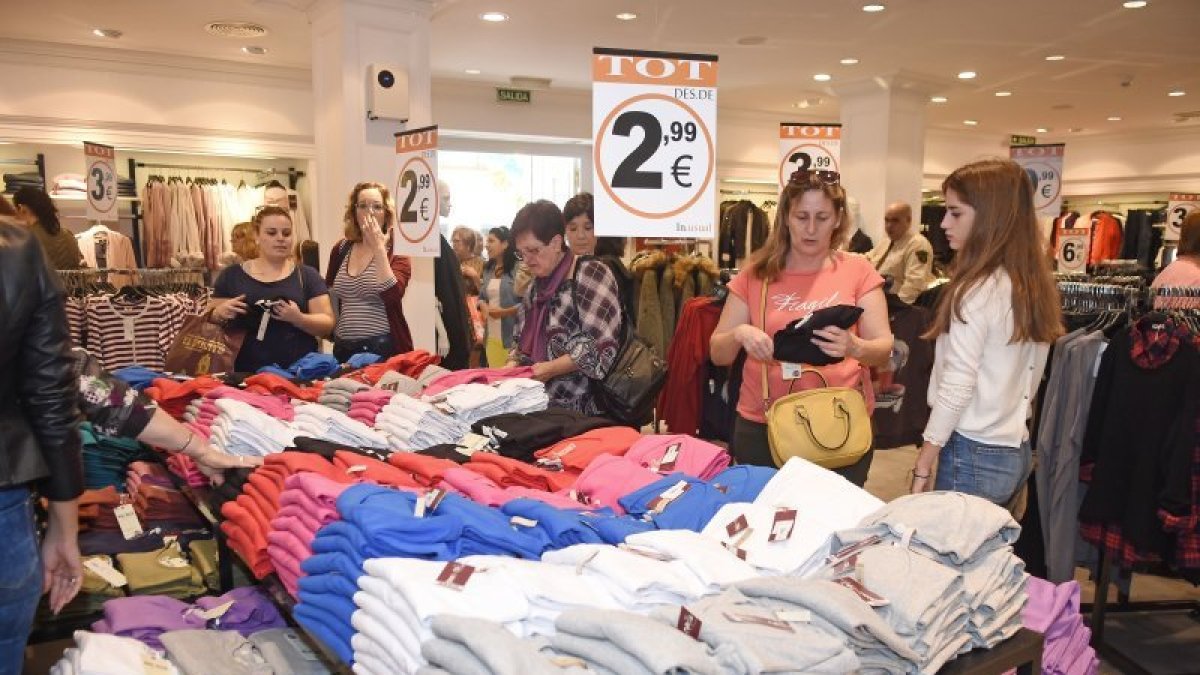 Los primeros clientes de la tienda, que este sábado ha abierto en el arrabal de Jesús.