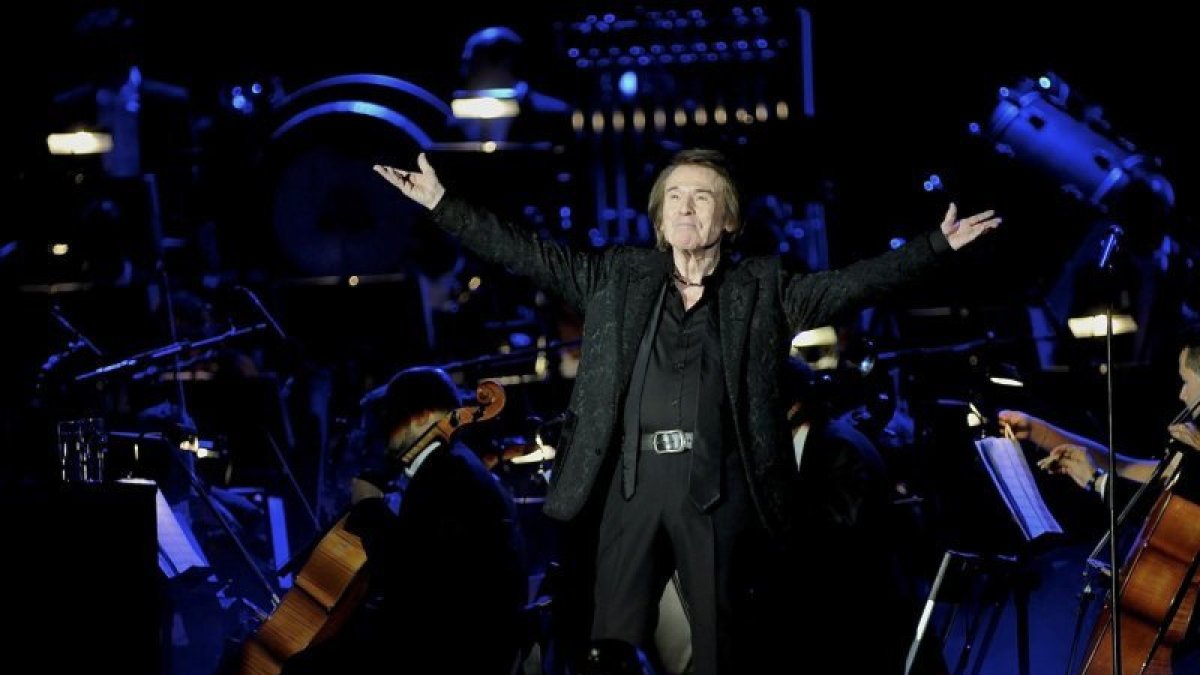Raphael, ante su público, en el reciente concierto ofrecido en Marbella de su gira ´Sinphonico´, que este viernes recalará en Cambrils.