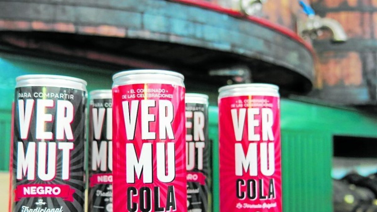 Imatge de diferents llaunes de Vermucola i també de vermut, també enllaunat. Totes, obra de la firma reusenca Vermuts Miró.