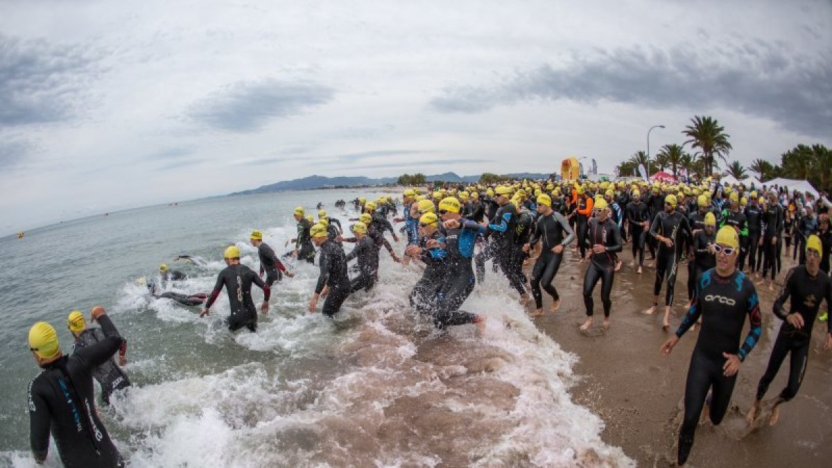 La salida de la prueba de ayer, en el parcial de la natación, en la playa cambrilense de La Riera. Más de 800 participantes tomaron parte en la cita.