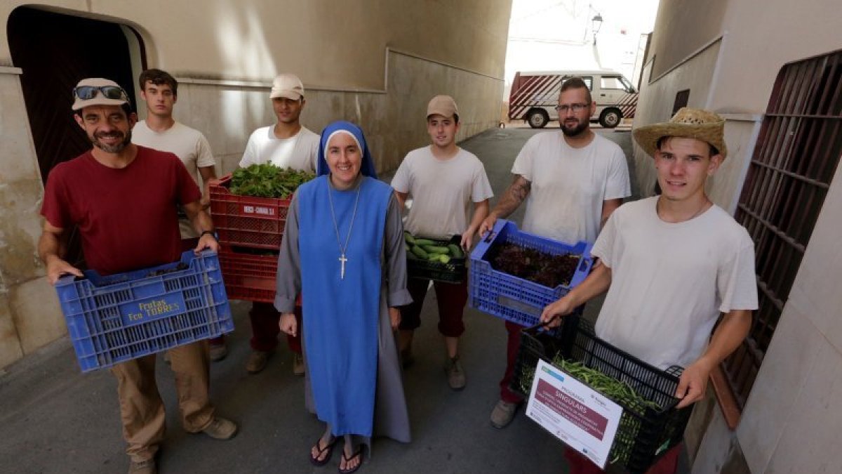 Jordi Inglés con algunos de los alumnos de la Casa d´Oficis ayer durante la entrega de la verdura al convento.