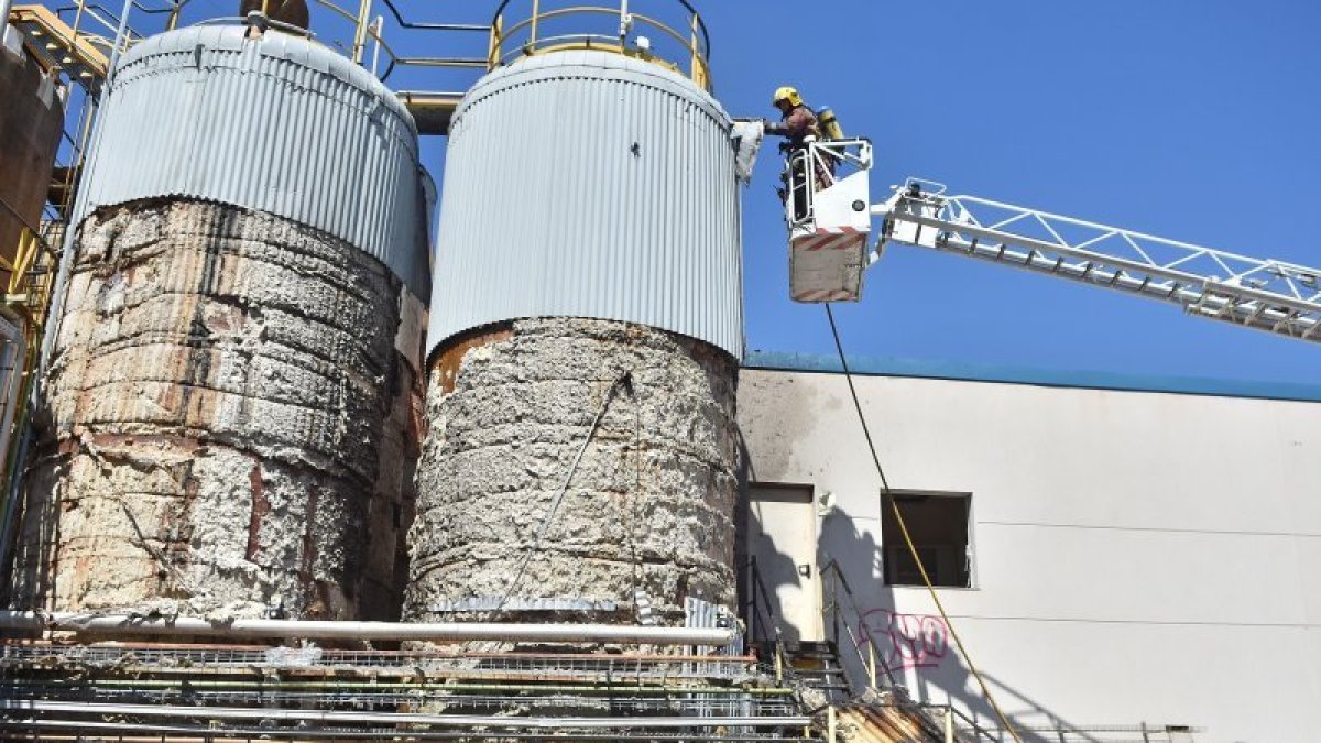 La rápida intervención de los bomberos evitó que el fuego se propagara más allá de las cisternas. alfredo gonzález