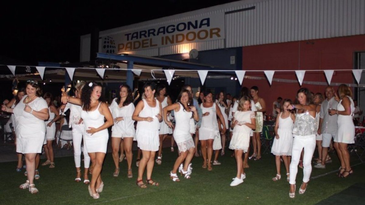 Ambos centros deportivos ambientan la gran terraza al más puro estilo de las Islas Pitiusas.
