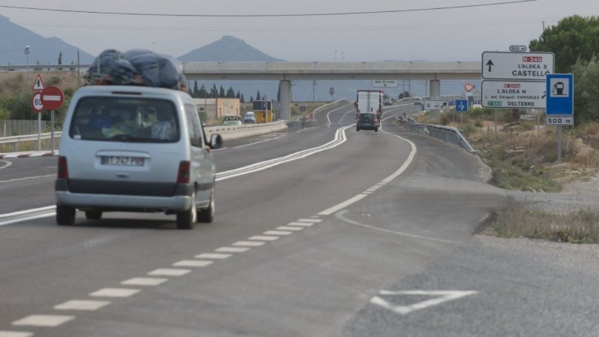 Nou tram de doble línia contínua a l´altura de l´Aldea, ahir.