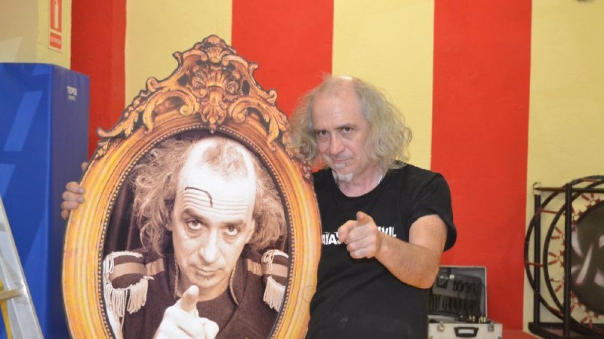 Chacovachi posando junto a un retrato suyo de payaso, en el local de la circoteca de Valls