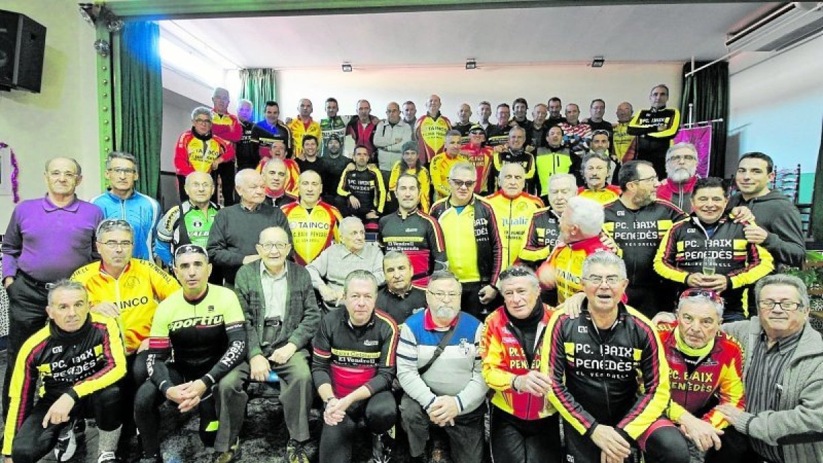 Los compañeros de la Penya Ciclista Baix Penedès rindieron una sorpresa al veterano ciclista.