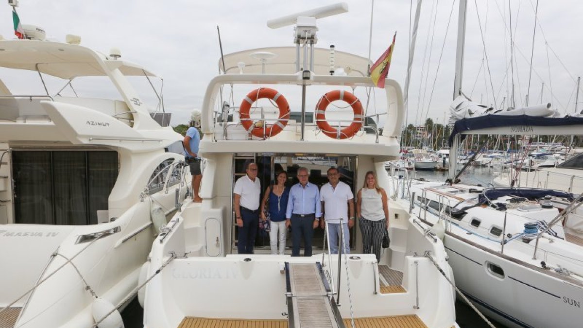 Representantes institucionales de Salou y Calvià dieron ayer un paseo en barco.