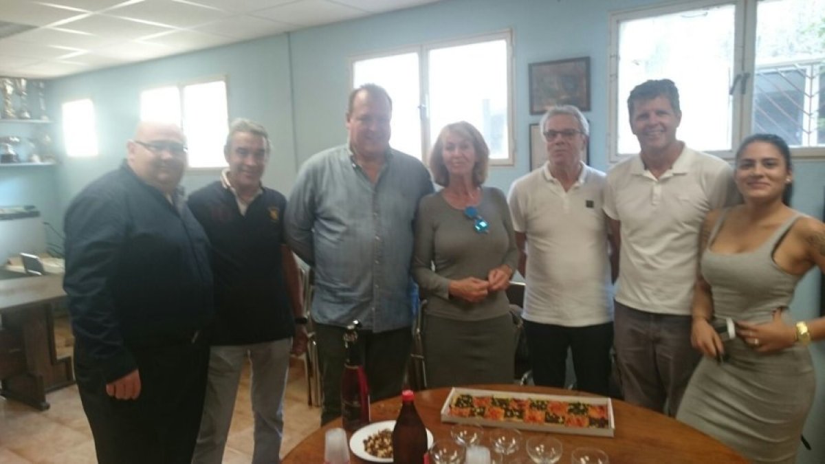 Danny Coster, con diversas personas al descanso del partido del Morell.