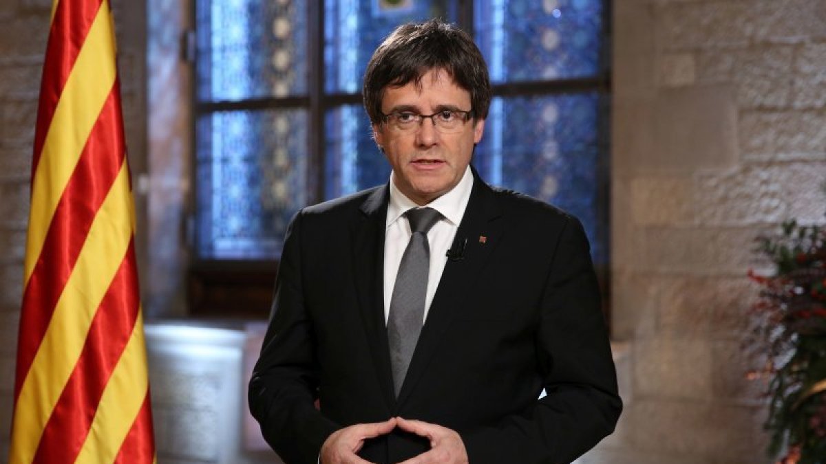 El president de la Generalitat, Carles Puigdemont, adreçant el missatge institucional als ciutadans amb motiu de Cap d'Any des del Saló Mare de Déu de Montserrat del Palau de la Generalitat.