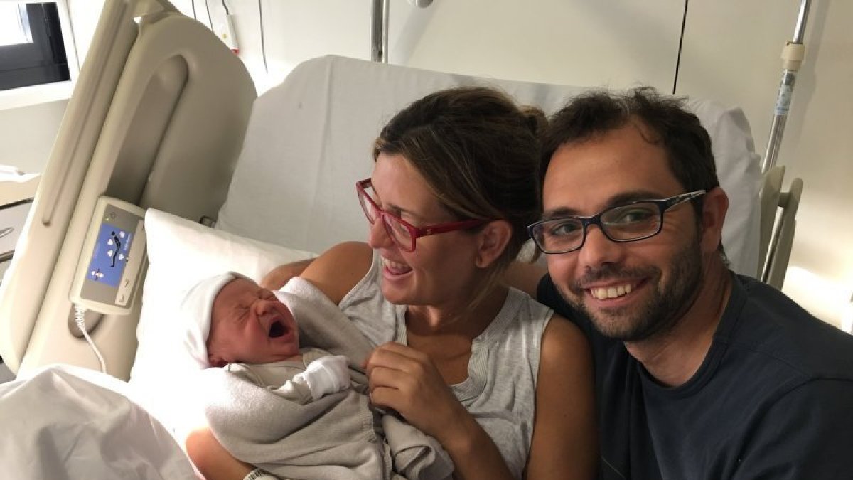 Elisenda Barceló y Rafel Gil, con su hijo Miró, recién nacido en el hospital Sant Joan de Reus. Con Miró, la pareja recupera un nombre insólito ahora pero frecuente en la época medieval.