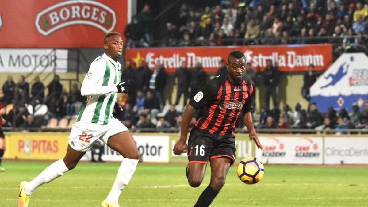 Chrisantus persigue un balón durante el partido ante el Córdoba de este domingo.