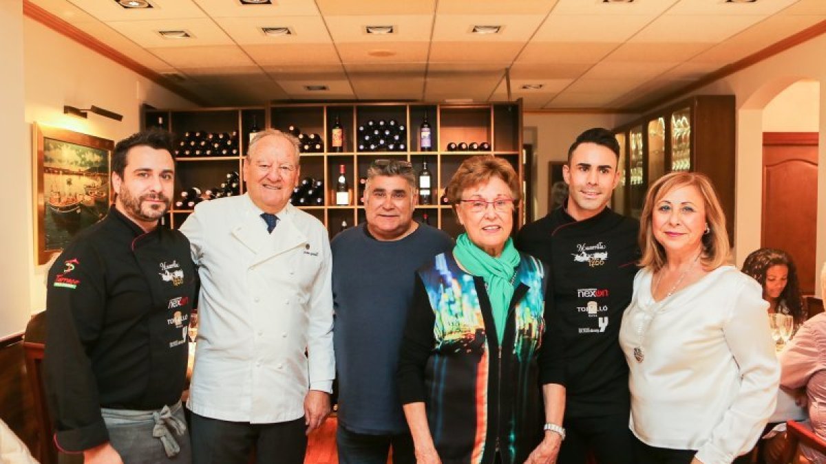 Las dos generaciones de Macarillas (hijo y nietos del abuelo Eveli) con el chef cambrilense Joan Gatell. A. Mariné
