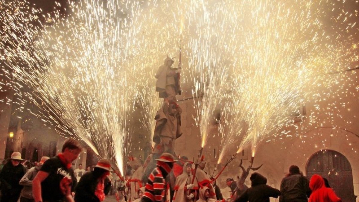 Els Diables d´Altafulla són un element destacat de les festes al municipi pel foc, els balls i els versots.