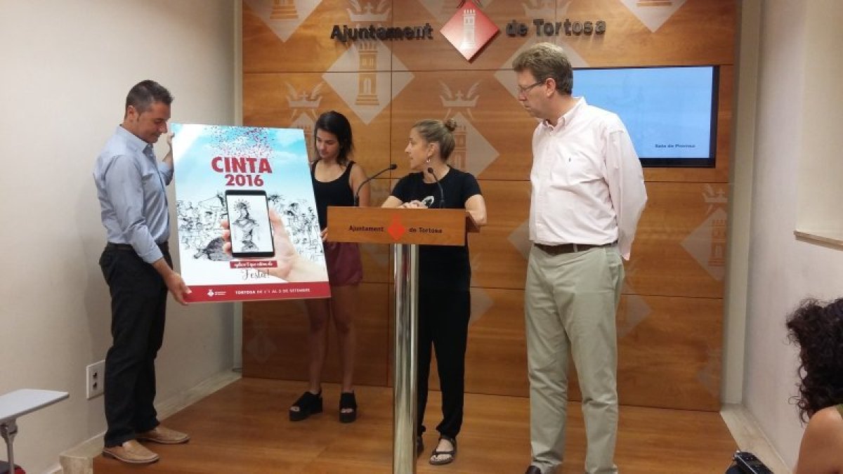 El regidor de Festes, la Pubilla Reina, la dissenyadora del cartell i l´alcalde de Tortosa, durant la presentació d´ahir.