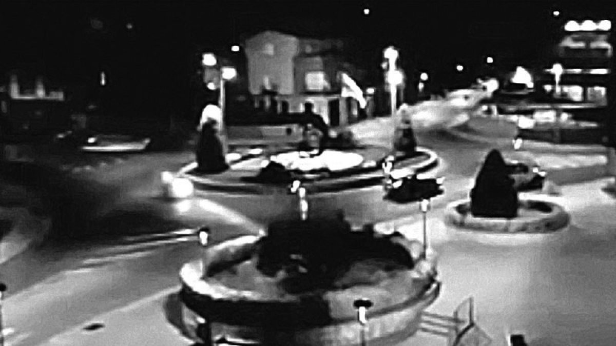 ´Frame´ d´un vídeo de la persecució amb el cotxe del detingut de color fosc a la dreta.