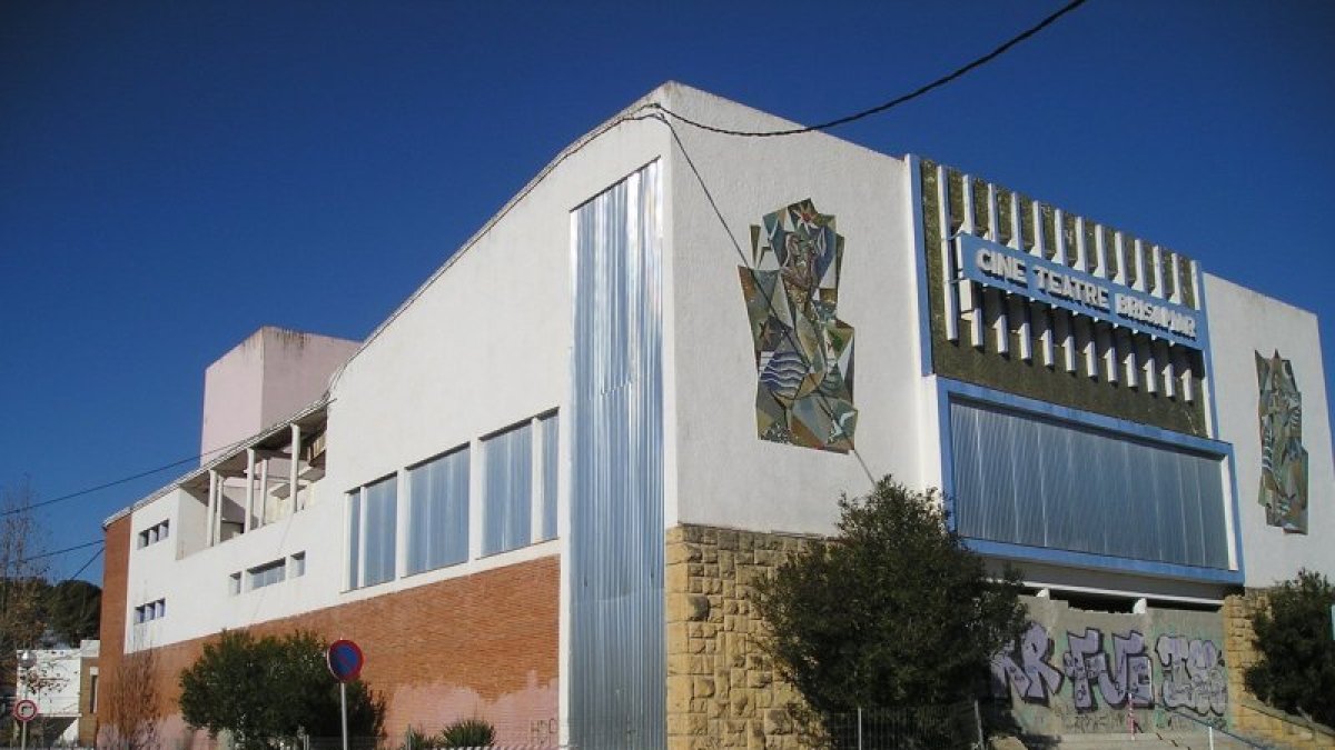 Parte de una cubierta sostenida por columnas ha caído a la acera.