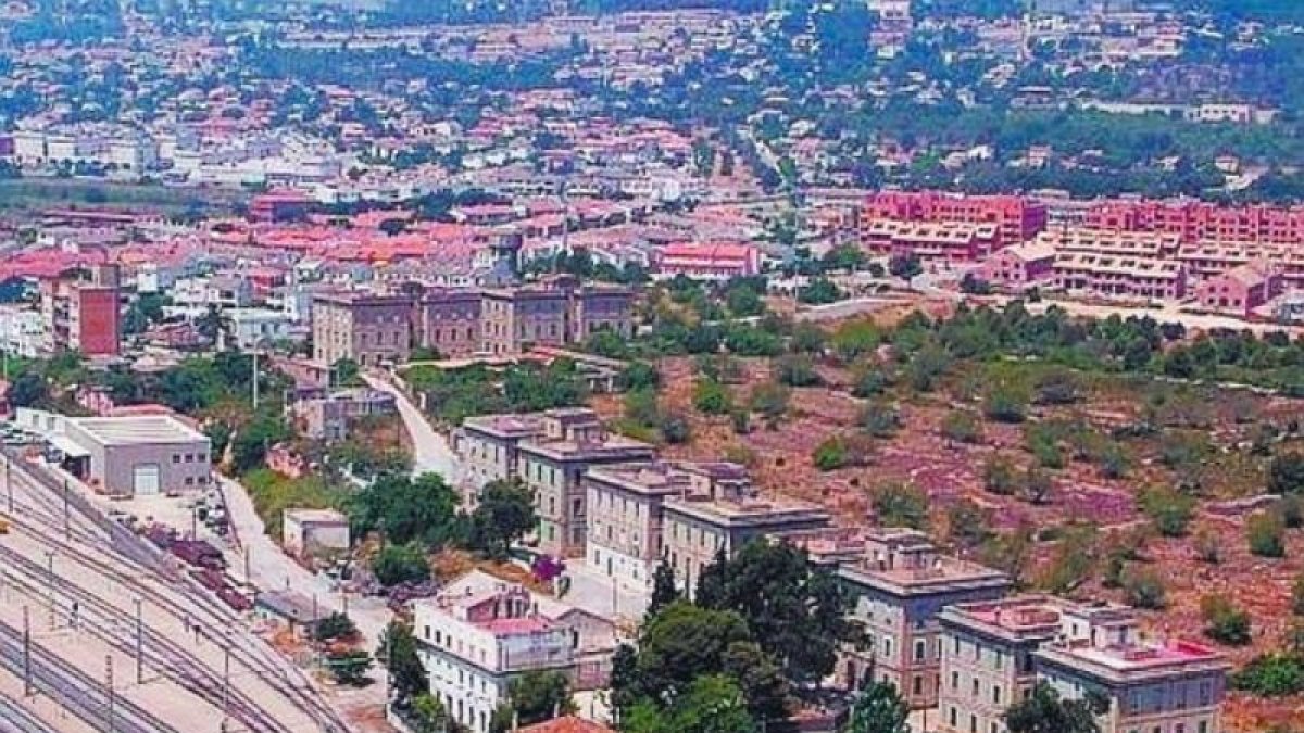 El barrio ferroviario mantiene su estructura y sus pabellones como hace má sde un siglo.