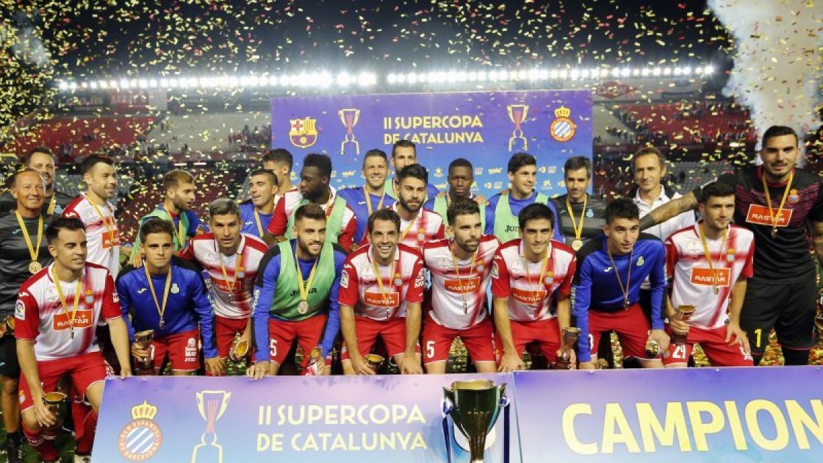 El Espanyol posa con el trofeo que le acredita como Supercampeón de Catalunya.