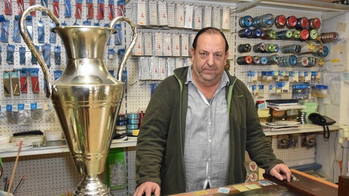 Renart junto a un premio de pesca.