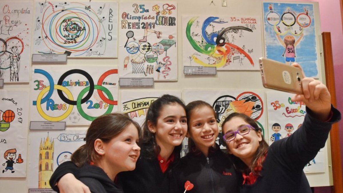Cuatro participantes del concurso de carteles de la Olimpiada.