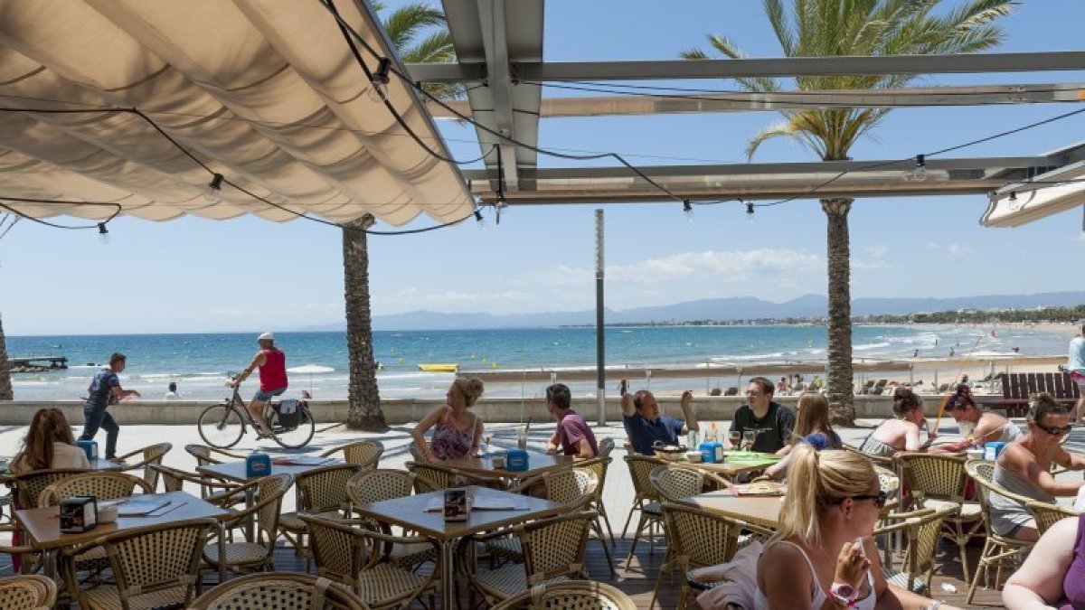 Imatge d'arxiu d'un local de restauració del carrer Colom de Salou.