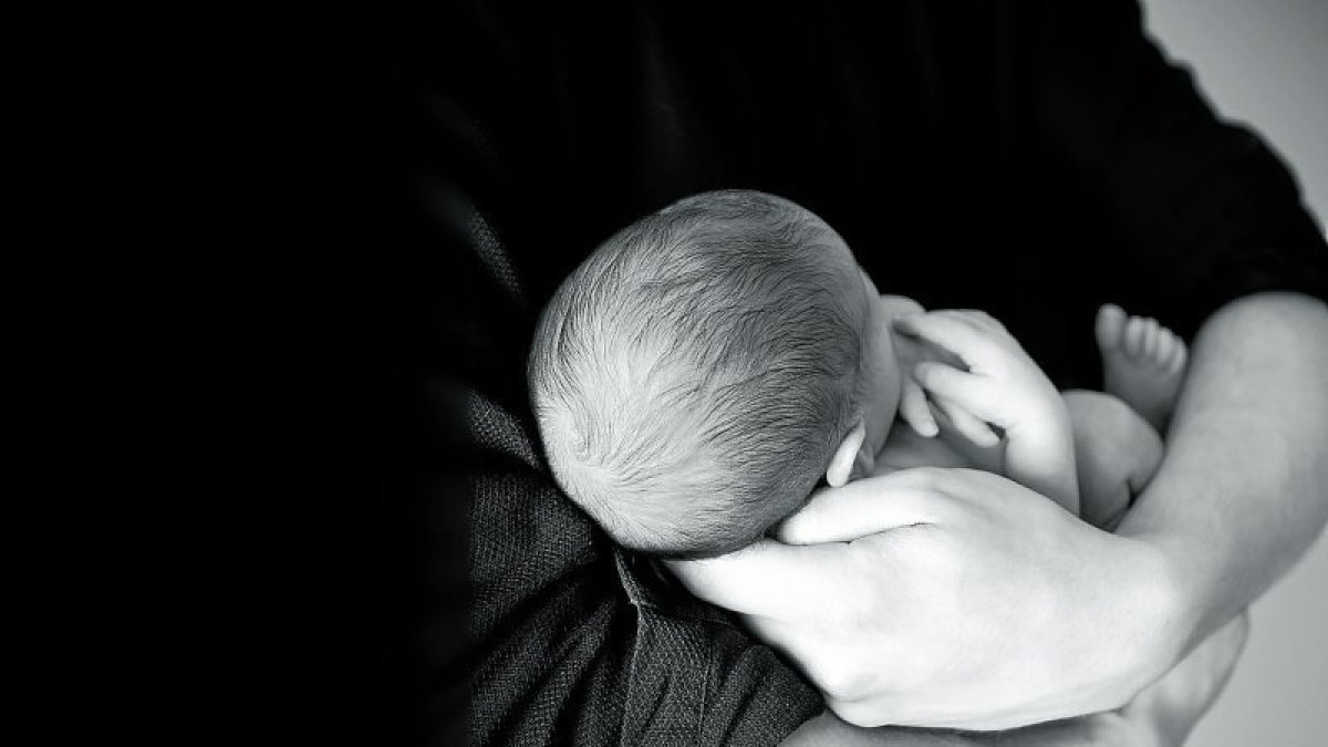 Coger al bebé en brazos le genera seguridad y confianza.