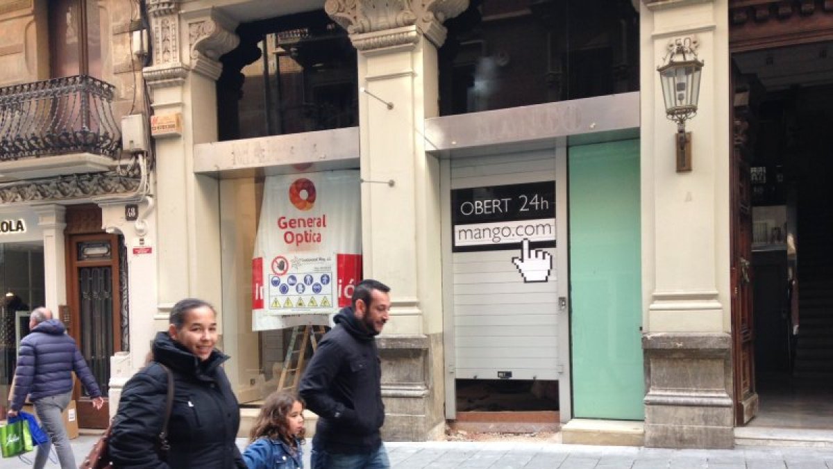 Imagen del local, en obras, que en breve ocupará General Optica.