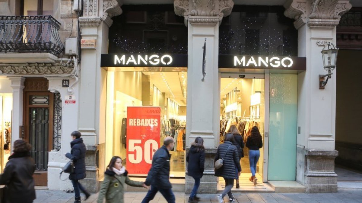 Imatge de la botiga Mango del carrer Llovera, que tanca aquest cap de setmana.