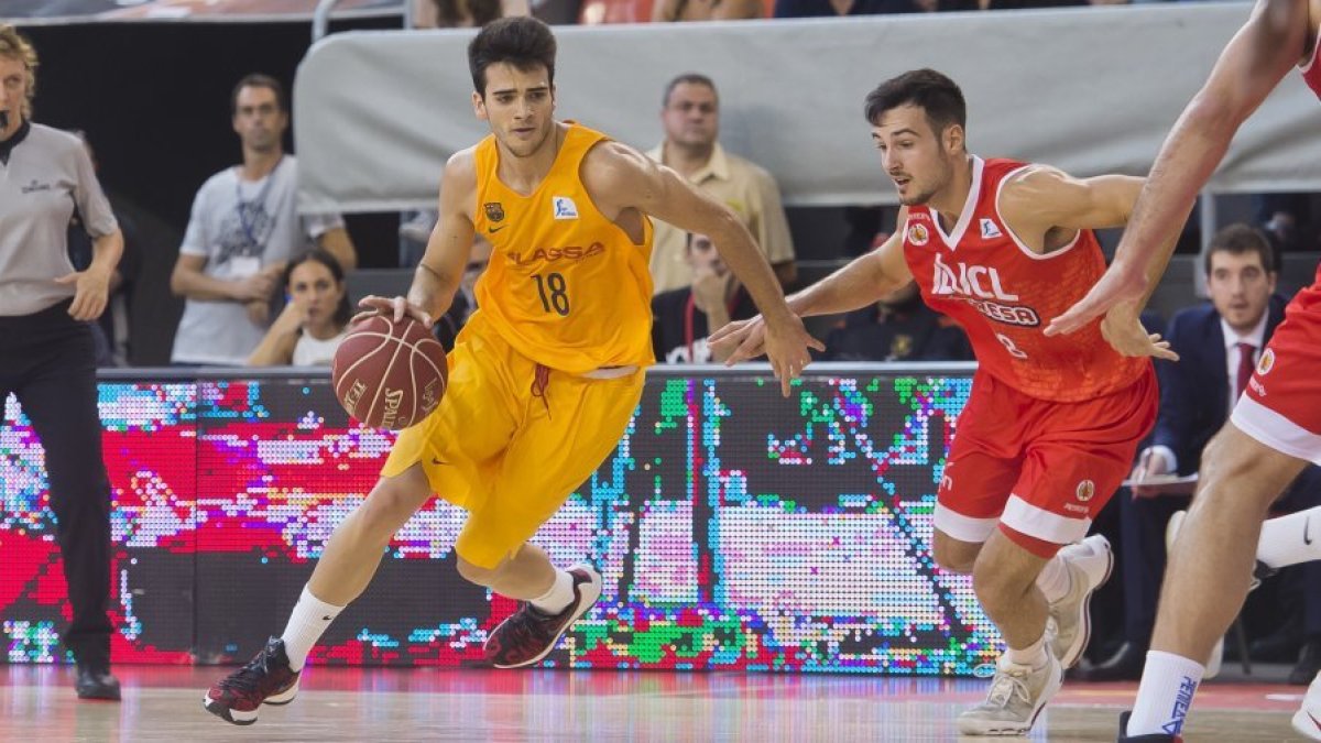 Pol Figueras, controlando la pelota durante el partido de su debut en la ACB con el Barça, el domingo en Manresa.
