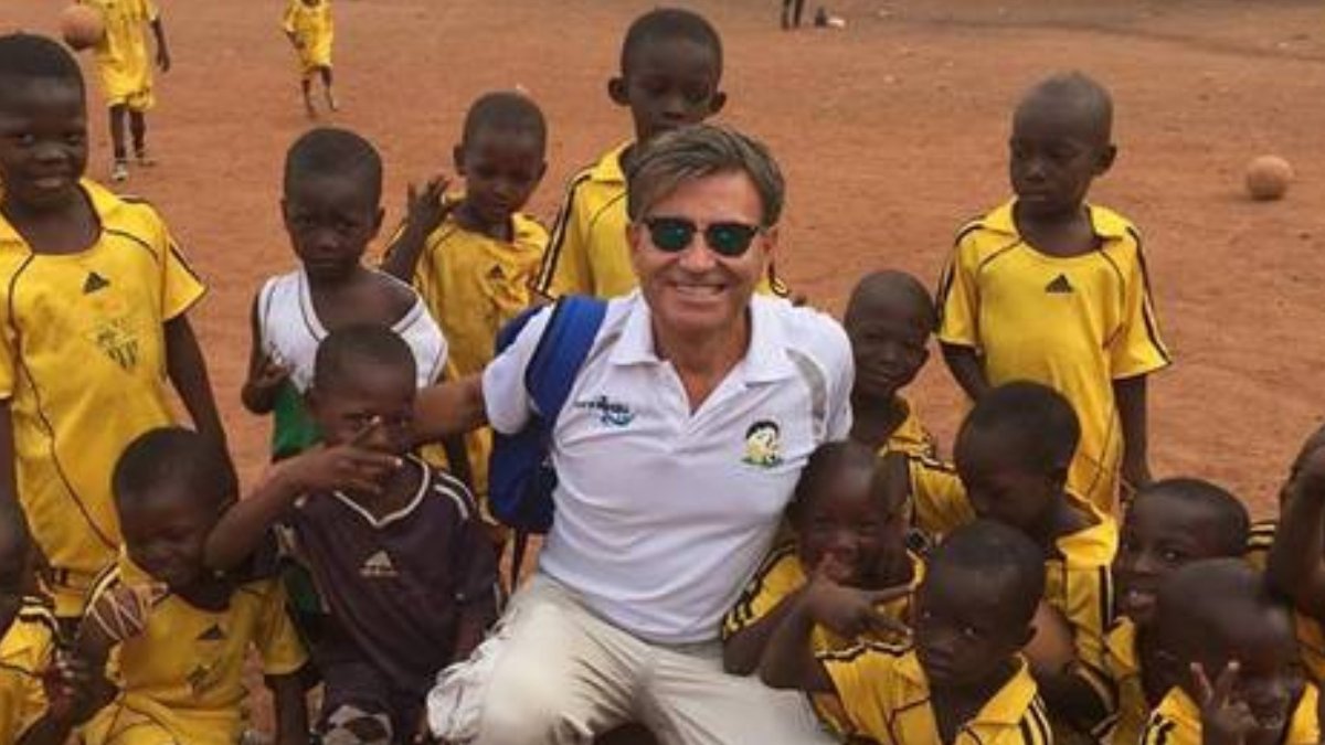 Ricardo Godoy, con algunos de los jóvenes futbolistas de Mali que apadrina su fundación.