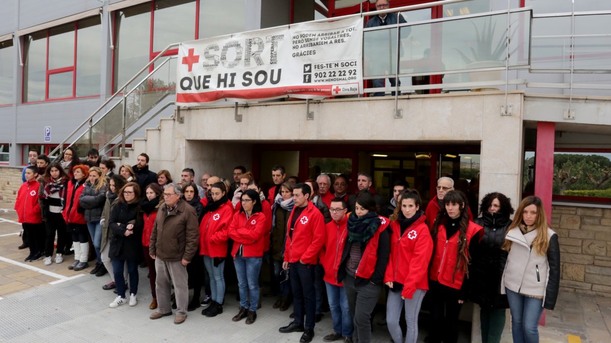 Imagen del minuto de silencio, ayer a mediodía en la sede de Creu Roja en Tarragona.