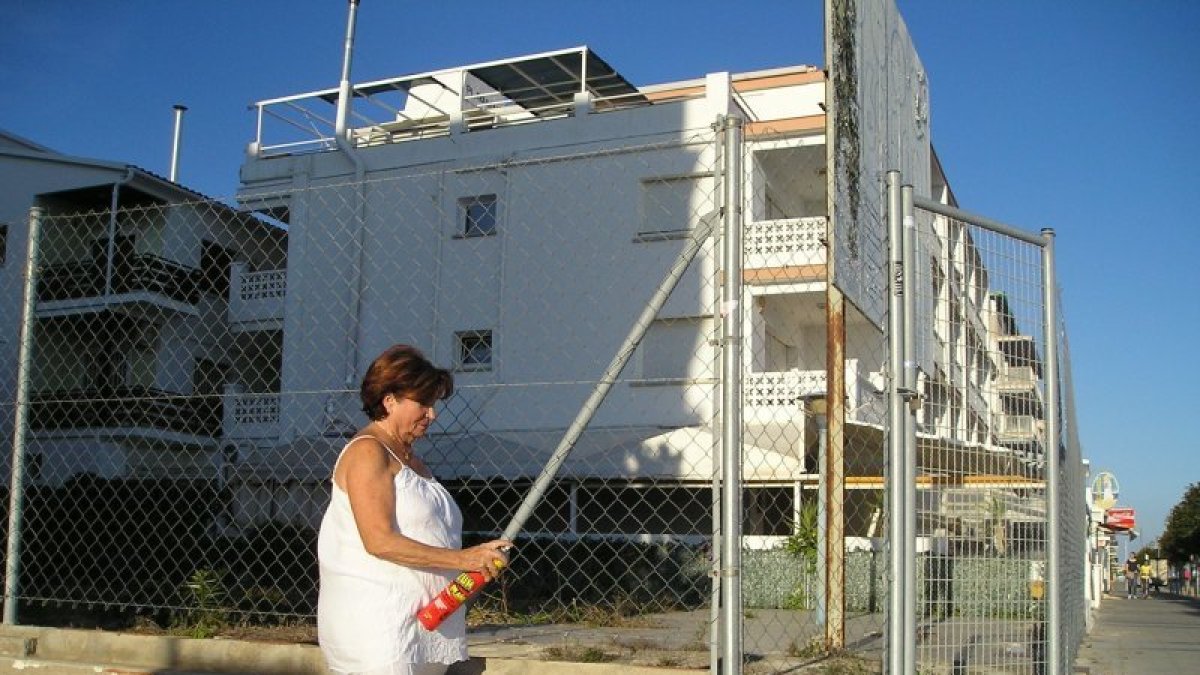 Una vecina de la zona, armada con un espray anti-insectos, trata de hacer frente a la aparición de algunas cucarachas.