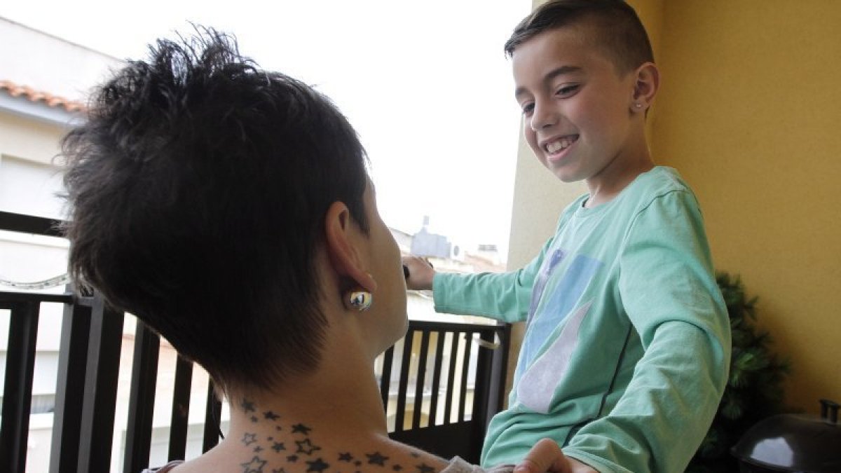 Patricia, con su hijo Iker, en Roda de Berà. El pequeño sufre Angiopatía Cerebral Proliferativa y se está tratando en Barcelona.