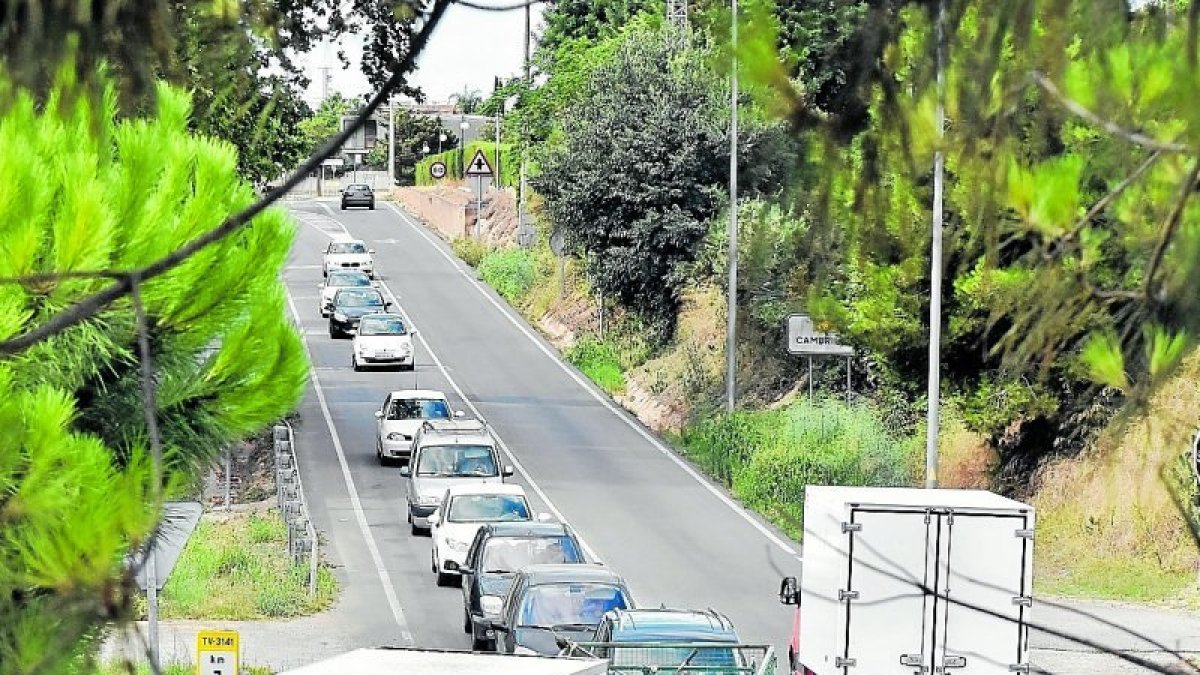 El tráfico durante las horas punta en la carretera TV-3141 es muy denso todos los días.
