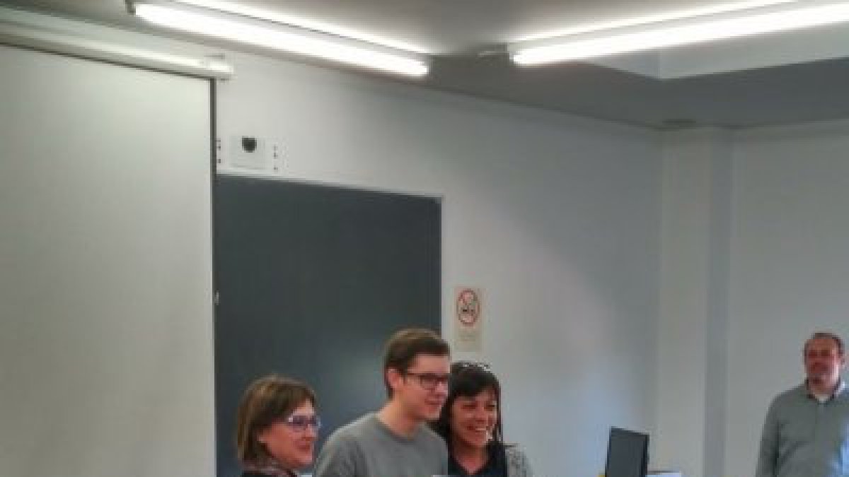 El ganador recoge el premio de la Olimpiada de geografía.