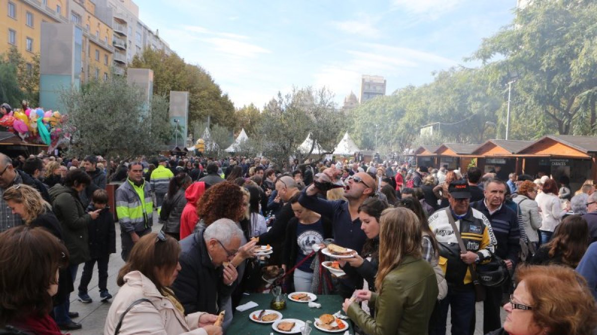 Centenars de persones omplen la plaça de la Llibertat en el marc de la fira, que celebra la seva 20a edició.