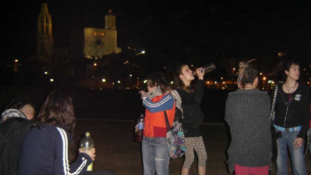 Jóvenes participan en un botellón en Girona, en una imagen de archivo. ACN