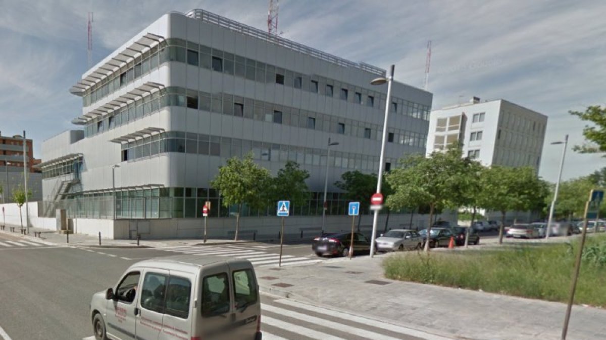 El conductor fue avistado en la calle Arquebisbe Josep Pont i Gol por una patrulla de la Guàrdia Urbana.
