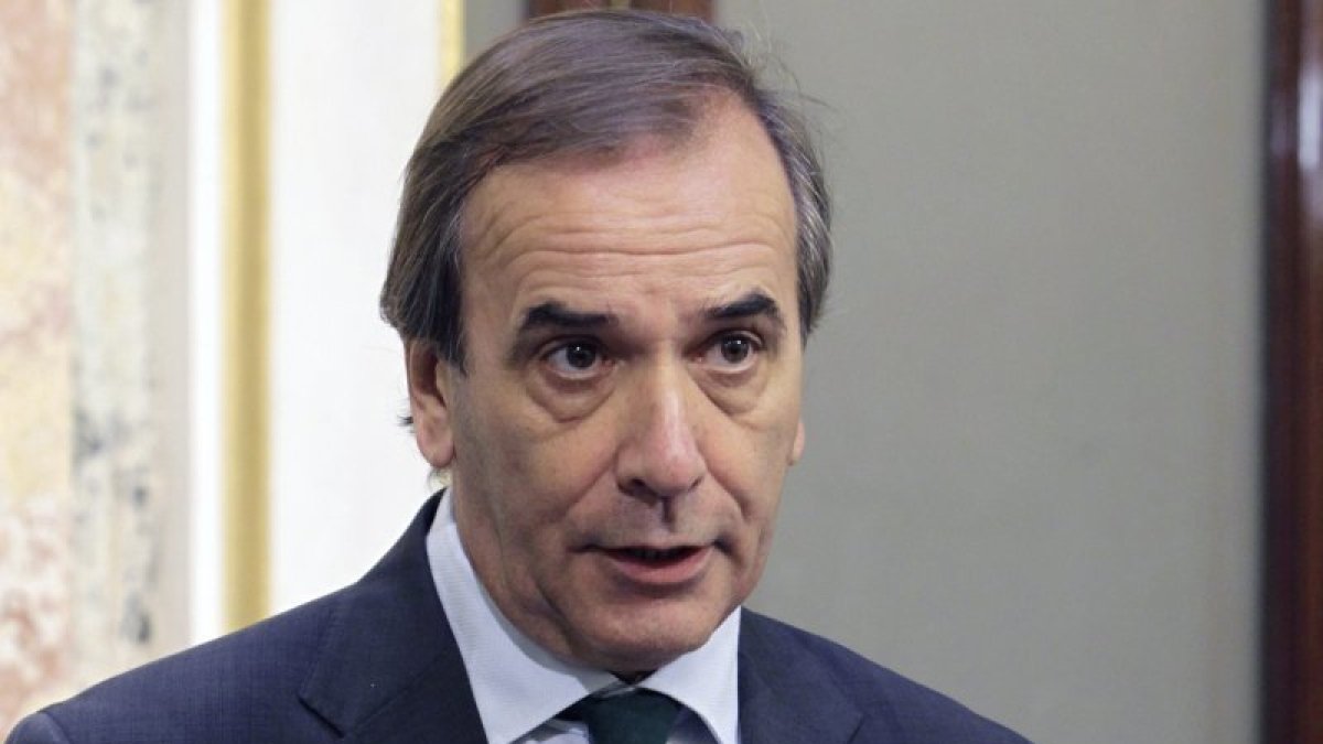 El conseller Saura, el president José Montilla, y el portavoz del PSOE, José Antonio Alonso (derecha).