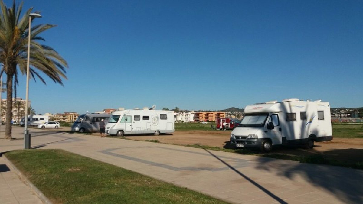 Los autocaravanistas acuden desde hace años a un solar sin edificar frente al mar.