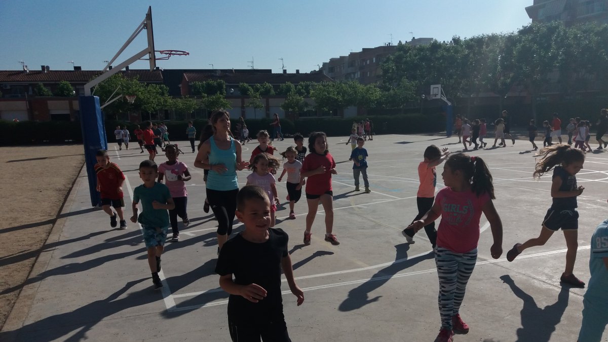 Alumnos corriendo la milla
