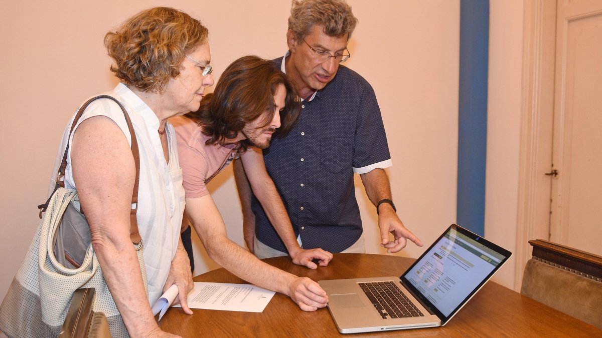 Carme Buixeda, de la Fundació Privada Reddis, i el president del Centre de Lectura, Xavier Filella, consultant el fons.