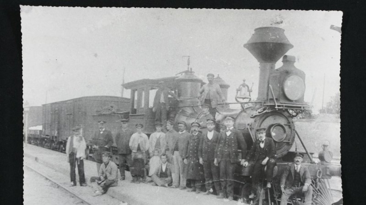 Imagen de los primeros trabajadores de la estación de Sant Vicenç.