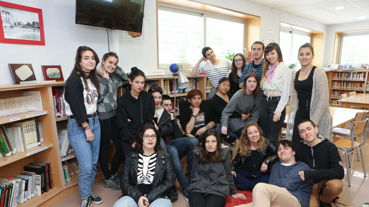 Los estudiantes galardonados en el concurso posan en grupo en la biblioteca del Institut Martí i Franquès.