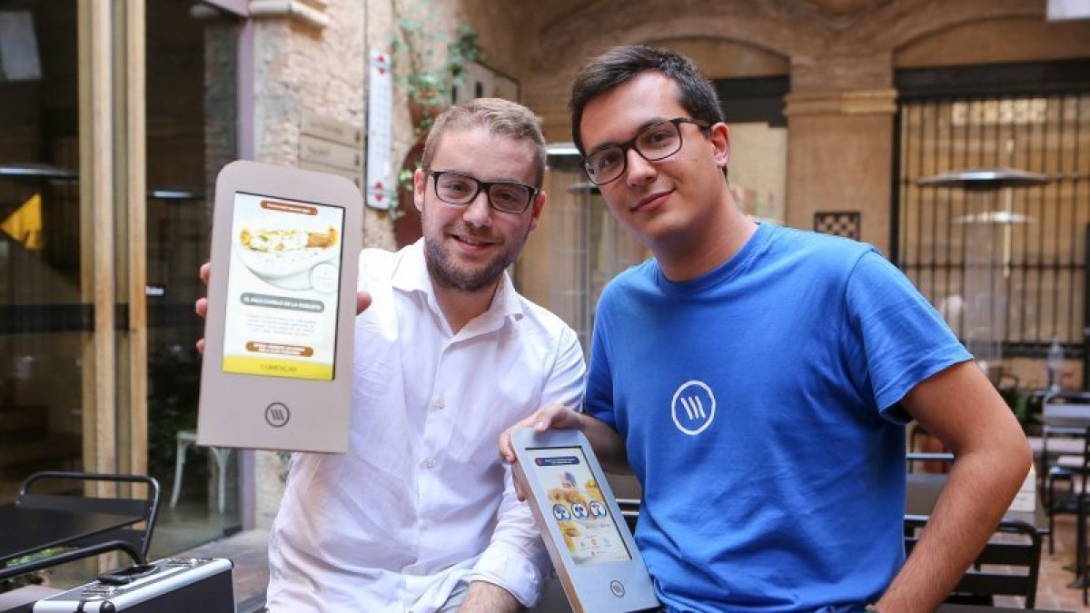 Adrián Barriuso y Javier Linares, con las cartas digitales, en el restaurante Museu del Vermut.